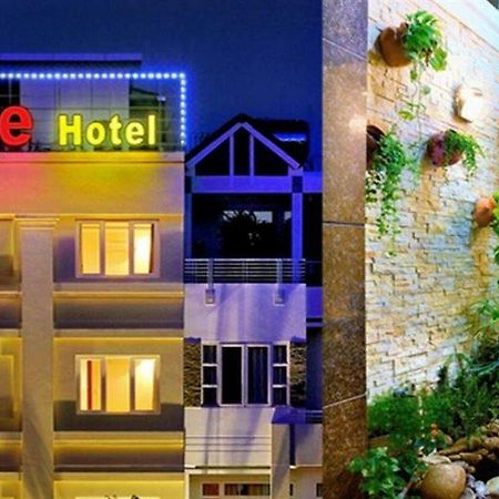 U And Me Hotel Tan Phong Exterior foto